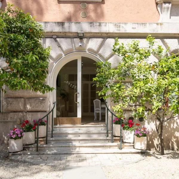 Domus Giulio Guest House, hotel in Rome