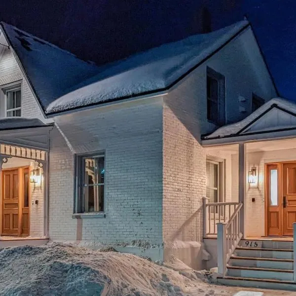 Maison ancestrale complètement rénovée 4 chambres, hotel in Bromont