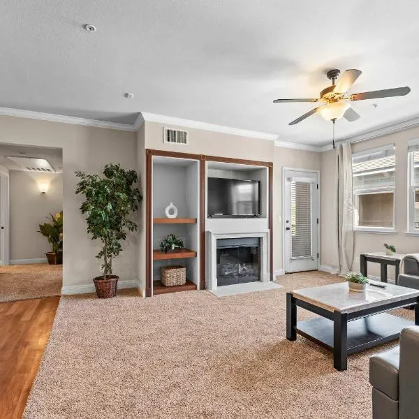 Modern 1BR Reno Retreat · Near Reno Events & Pool, hotel em Reno