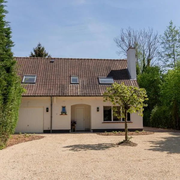Charming Garden House in Deurle, 15 min from Ghent, Hotel in Sint-Martens-Latem