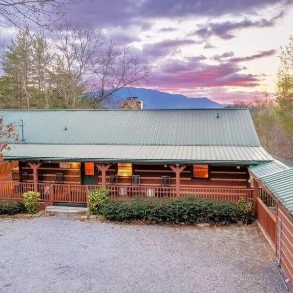 Luxury! Views, Hottub, Theater, GameRoom, Private, Wood Fireplace, hotel a Gatlinburg