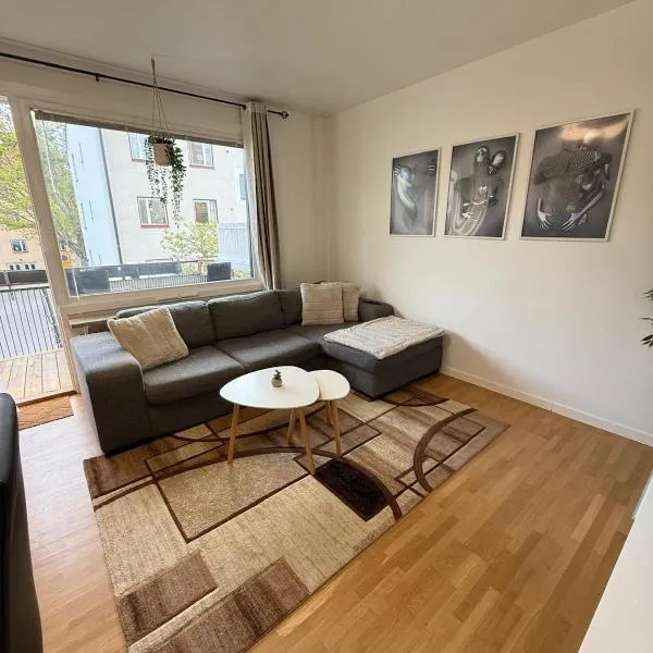 Spacious apartment near the subway, hotel v destinaci Stockholm