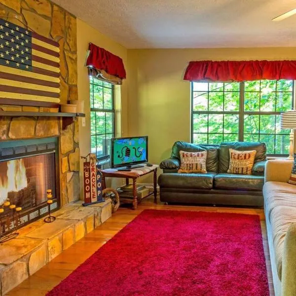 Patriotic Cabin Close to Pigeon Forge and Gatlinburg, hotel in Sevierville