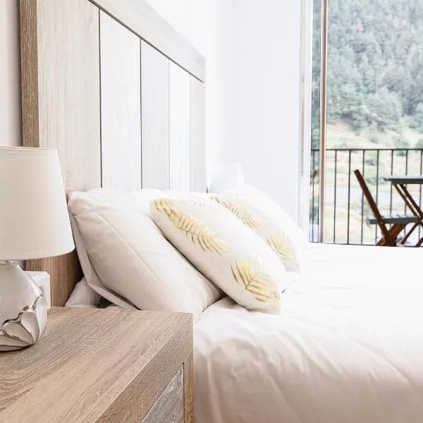 Terraza con Vistas I Escritorio y Cocina Completa I AndBnB, hotel in Arinsal