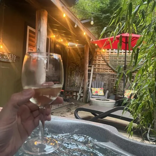 SEAS THE DAY house hot tub pet friendly bbq location location location, hotel v destinaci Gibsons