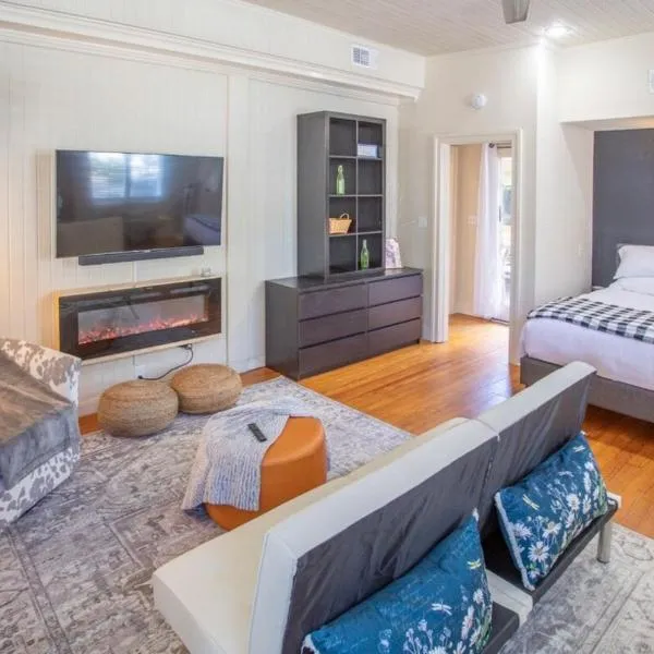 Romantic Studio Apt in Historic Downtown Savannah, hotel di Savannah