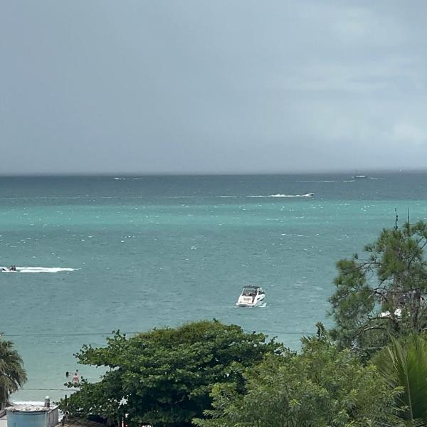 LINDO, apartamento praia da enseada Ubatuba, 100 mts da praia
