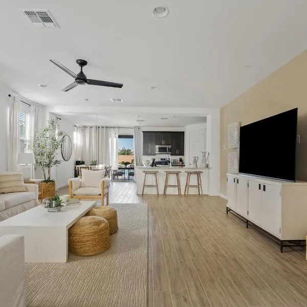 Luxe Queen Creek Home with Pool, Yard, Work Station, hotel en Queen Creek