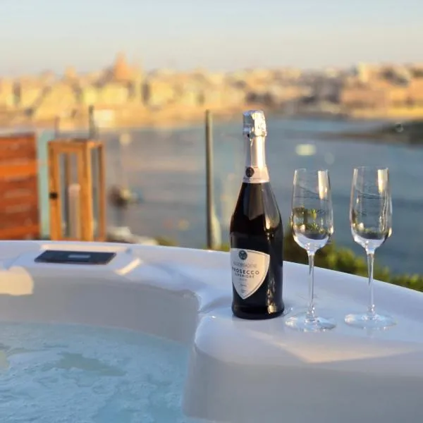 Unique Seafront Triplex Penthouse with Panoramic Bedroom & Rooftop Jacuzzi overlooking Valletta، فندق في سليمة