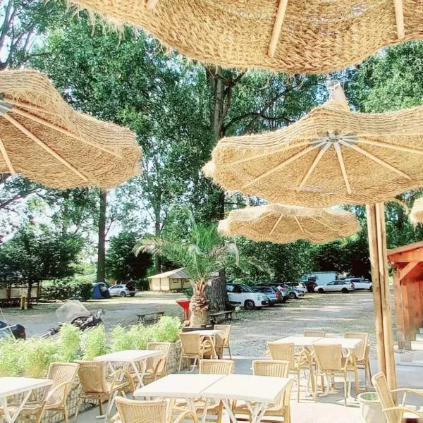 Camping Bois et Toilés, hotel v destinaci Peyraud