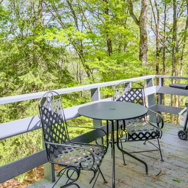 1 Mi to Pisgah Nat’l Forest: Wooded Haven w/ Deck, khách sạn ở Pisgah Forest