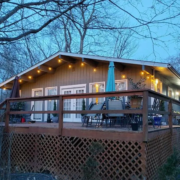 COZY COTTAGE Spacious 4Bdrm 2Bth, Hot Tub, Game Movie Room, Close to camelback skiing, Sauna Firepit, Arcades, Backyard Playground, 2 Min Walk To Pool, Lake, Beach, Basketball, hotel em Tobyhanna