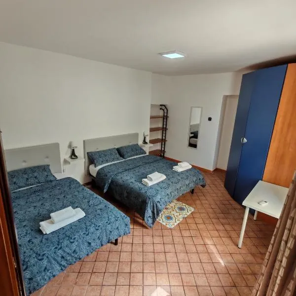 Spaccanapoli house, hotel em Nápoles