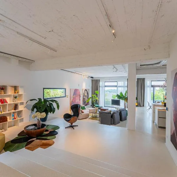 Flexible SelfCheckIns 140 - The most Luxurious Villa with Private pool in Zagreb, hotel in Zagreb