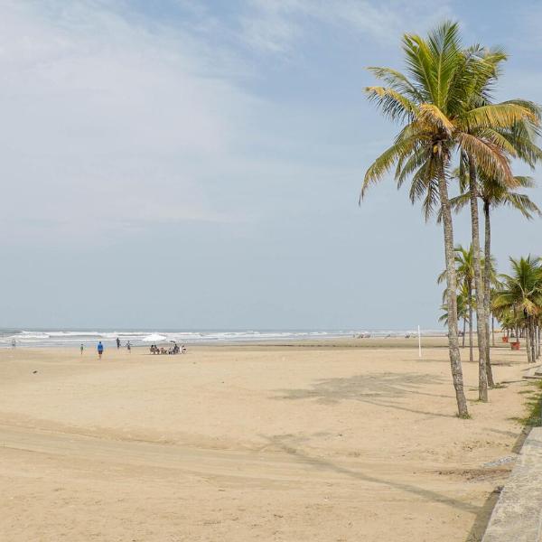 Apto c garagem, otima localizacao a 80m da Praia