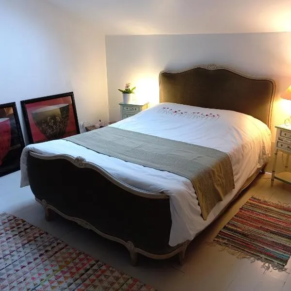 Chambre d'hôte au calme dans la campagne des Weppes, lit 160, hotel in Fournes-en-Weppes