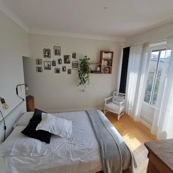 espace privé avec balcon vue montagnes, hotel v Grenoblu