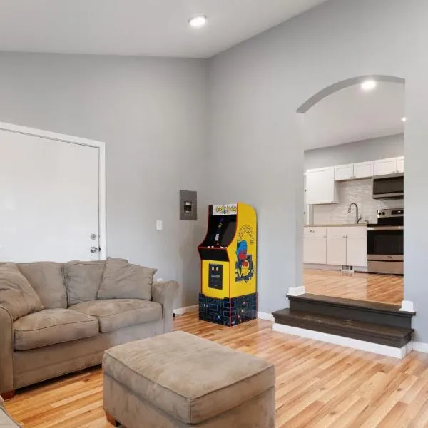 Beautifull Whole House! Walk to Niagara Falls! 4 Bedroom Home, hotel v destinaci Niagara Falls