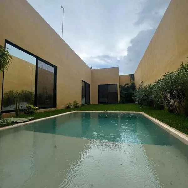 casa de una planta con alberca, hotel in Mérida