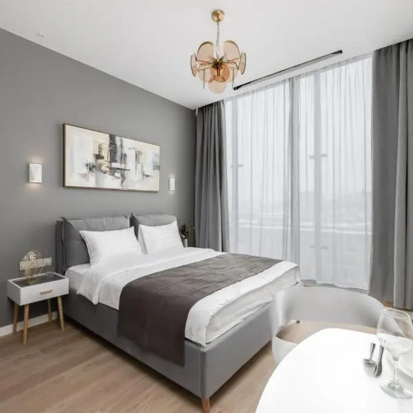 Квартира з вікнами на озеро, hotel in Kyiv