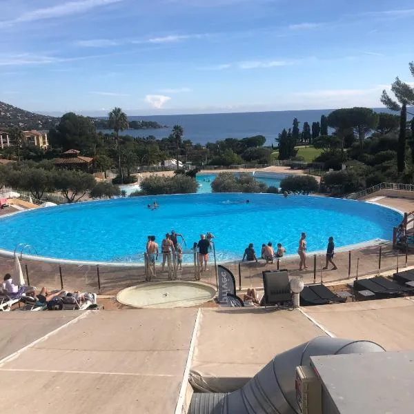 T2 climatisé wifi piscines parking, khách sạn ở Saint-Raphaël