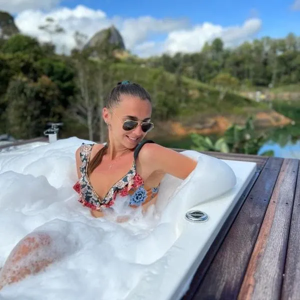 Escápate cabaña privada Guatape, hotel in Guatapé