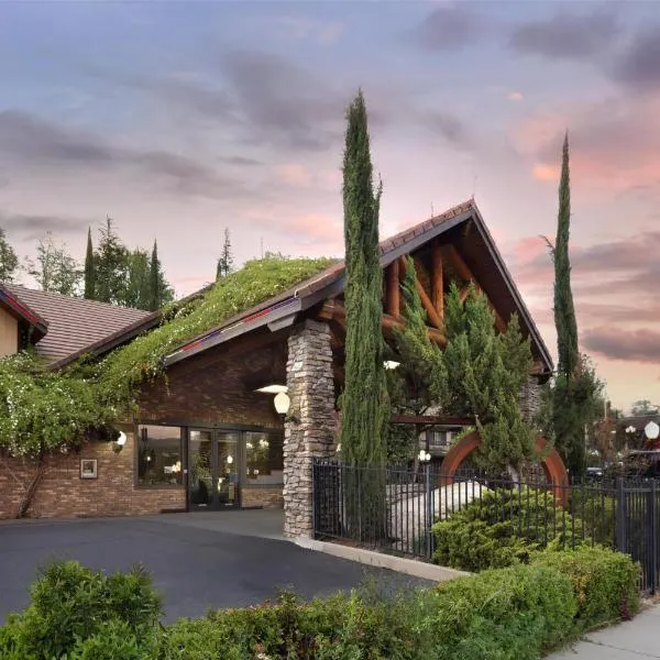 ベストウエスタン プラス ヨセミテ ゲートウェイ イン（Best Western Plus Yosemite Gateway Inn）、オークハーストのホテル