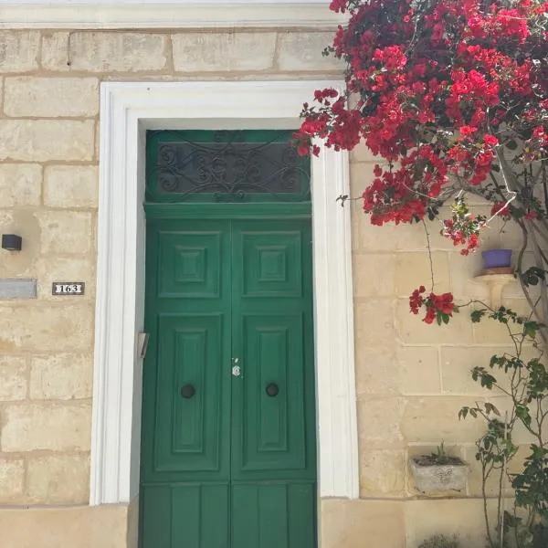 Iris -Paola Modern Townhouse, hotel v destinaci Paola