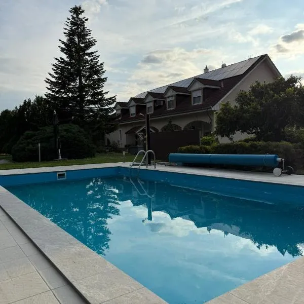 Panzió Pér, hotel v destinaci Pér
