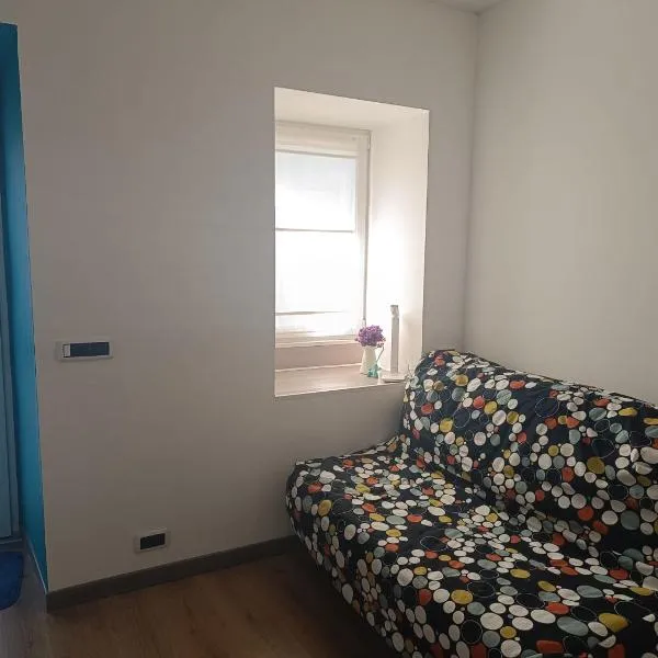 stanza con bagno privato, La Casa dei Gatti, hotel in Brovello-Carpugnino