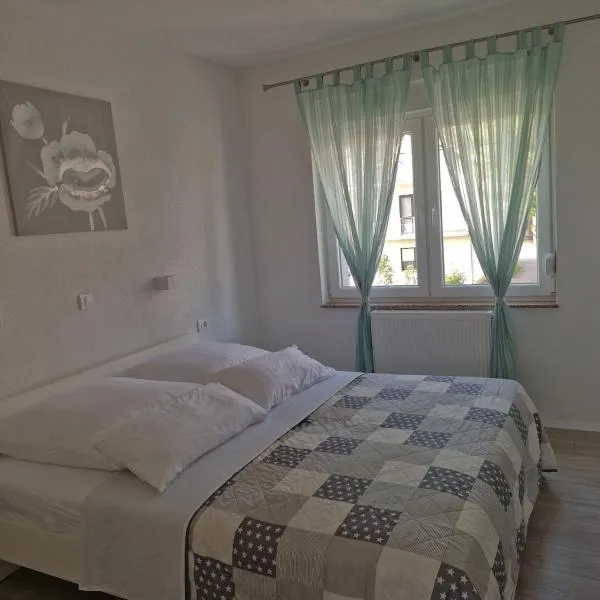 Vila Natasa Apartment 4 near Plitvice, hotel in Vrhovine