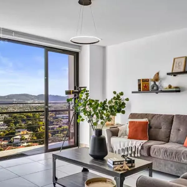 Modern apt with stunning city and mountain views، فندق في سان سلفادور