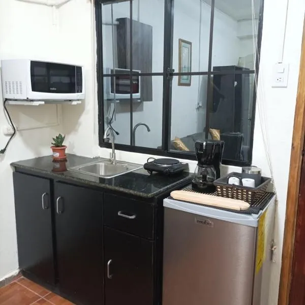 Cuarto estudio HERSOR, hotel in San Salvador