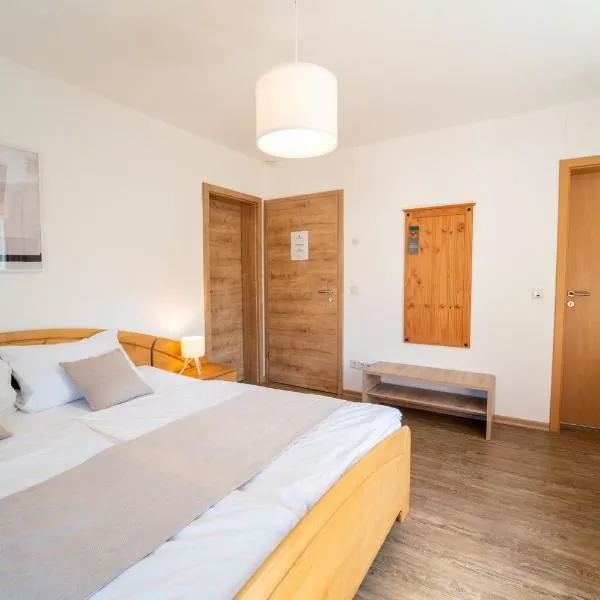 Gästehaus Mack - Mosel Rooms & Restaurant, hotel v mestu Trittenheim