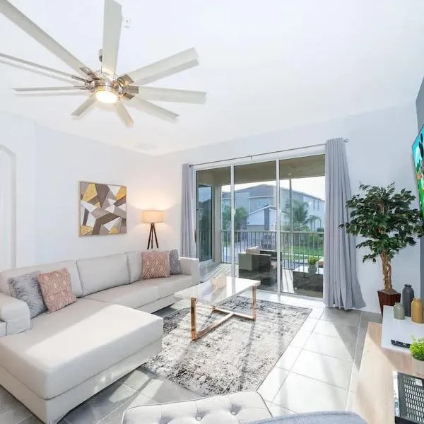 Disney-Themed Townhome in ChampionsGate Resort 15 min from Disney World with 7 Pools, Gym, Golf, Lazy River, Water Park, Arcades, Theatre, and More!, hotel in Kissimmee