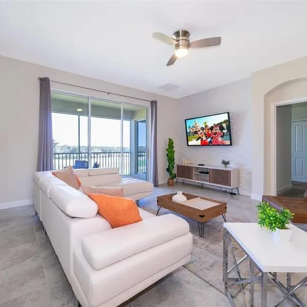 Wonderful Disney-Themed Home in ChampionsGate Resort 15 min from Disney World with 7 pools, Club houses, Water Park, Gym, Arcades, Lazy River, Golf, and More!, hotel em Kissimmee