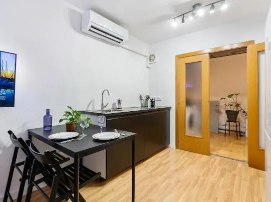 Apartments near the airport, hotel in Cornellà de Llobregat