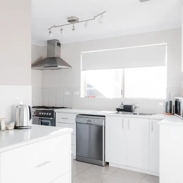 Spacious 5-bed house opposite IGA & Golf Course, hotel v destinaci Kalgoorlie