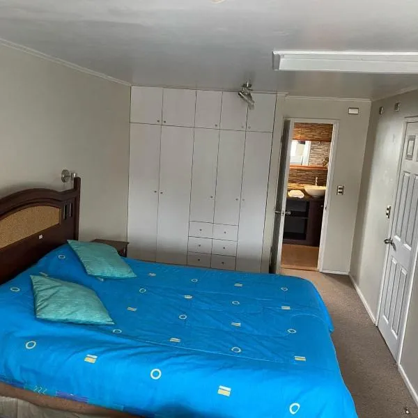 Habitación amplia con cama de dos plazas mas una cama individual y amplio baño exclusivo, hotel v destinaci Puerto Montt