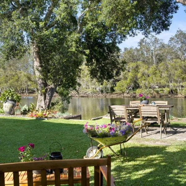 Januce - delightful river front house in Urunga, hotel in Urunga