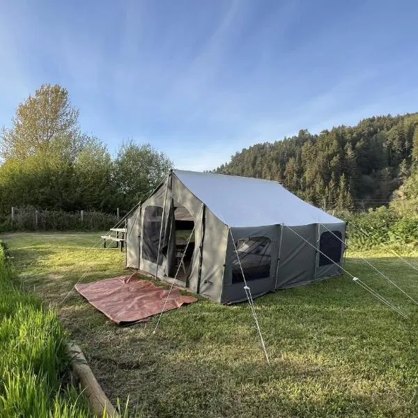 Glamping tent on the river, hotel v destinaci Klamath