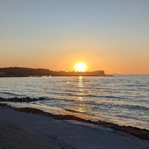 Dolphin Studios-Near the Beach, hotell sihtkohas Roda