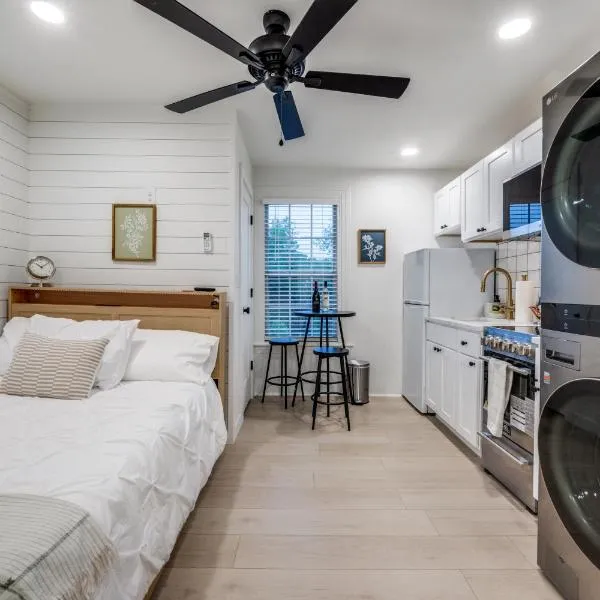 The Vanderbilt Mansion Apt 9 Near Downtown and TWU, hotel in Denton