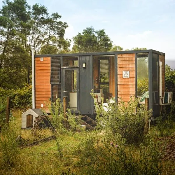 Alpaca Tiny House with Vineyard Lakeside by Tiny Away, hotel a Flowerdale