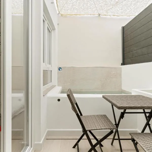 Cala Arena-few steps from the beach, hotel in La Cala de Mijas