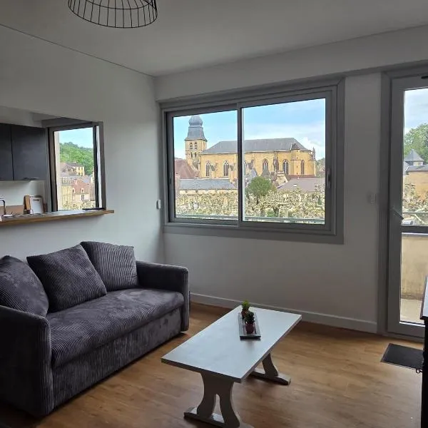 le cocon sarladais, appartement centre ville avec balcon et parking privé, hotel in Sarlat-la-Canéda