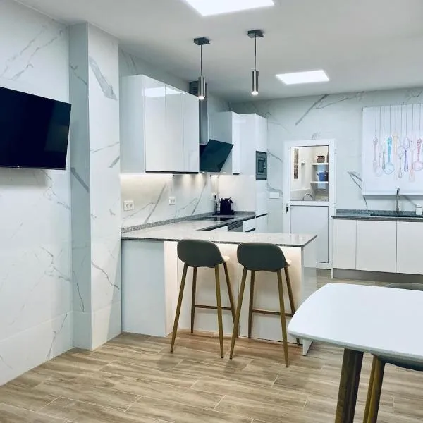 Acogedora casa familiar de 4 habitaciones y gran terraza a metros de la playa, khách sạn ở Puerto de Sagunto