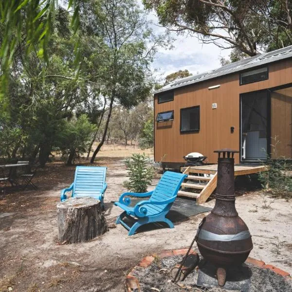Tiny Hideaway at Cloverhills by Tiny Away, hotel v destinaci Newham