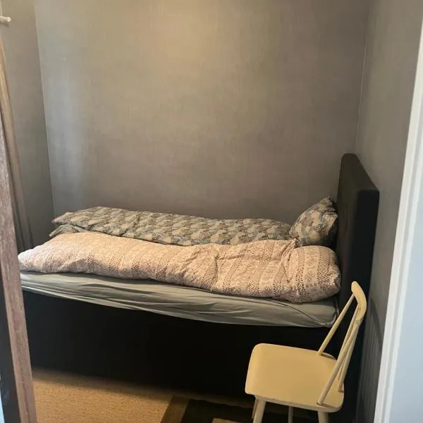 Cheap Apartment near airport with free parking and combined washer and dryer Always Ready Finhaugveien 5, hotel v destinaci Evenesmarkja