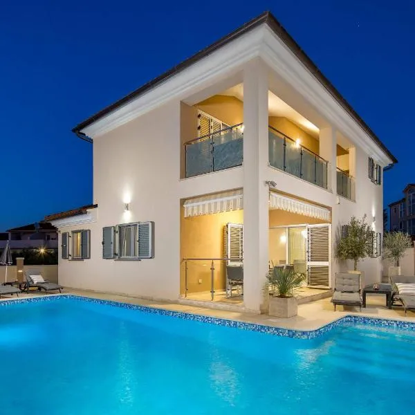 Villa Luxoria, hotel i Peroj